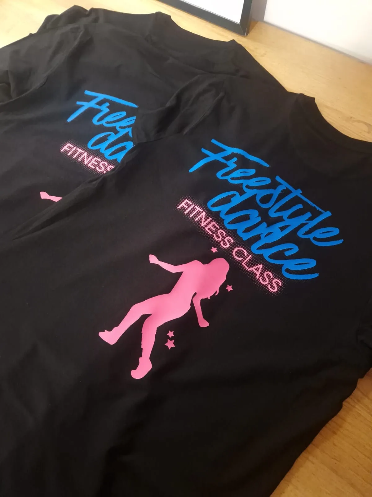 Black fitness t-shirts with blue and pink Feel the Dance print